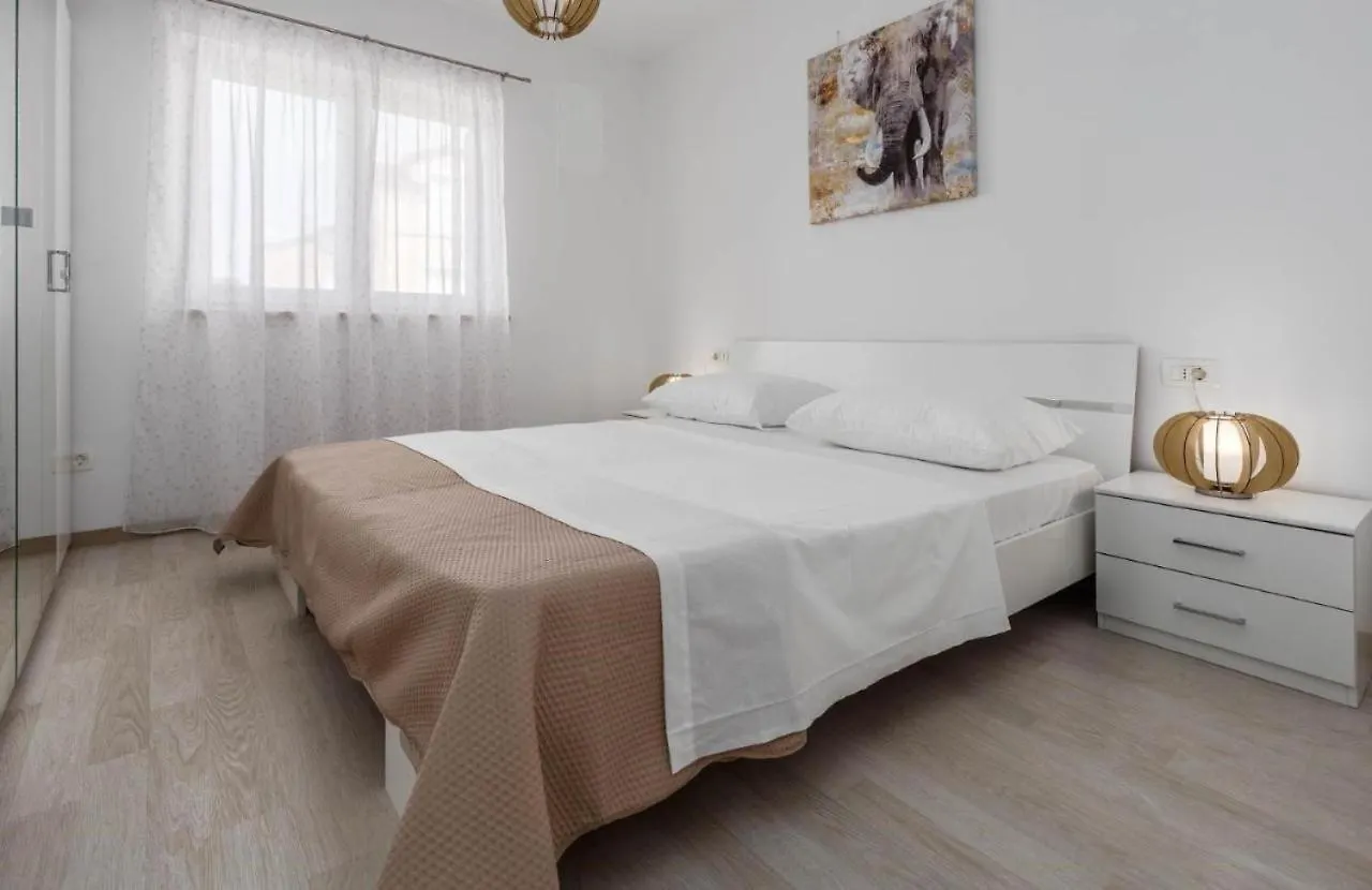 Edi Premium White Apartment Funtana