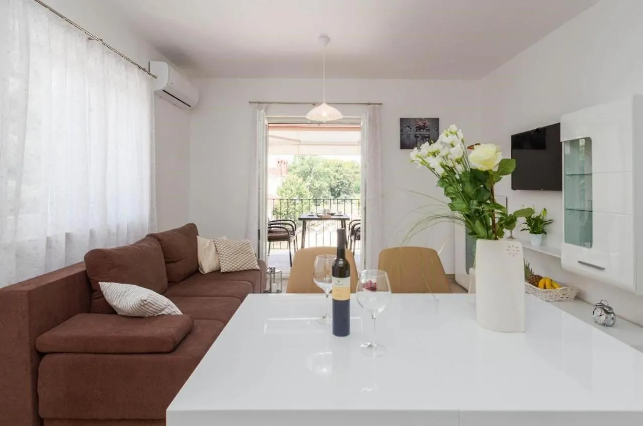 Edi Premium White Apartment Funtana 0*,