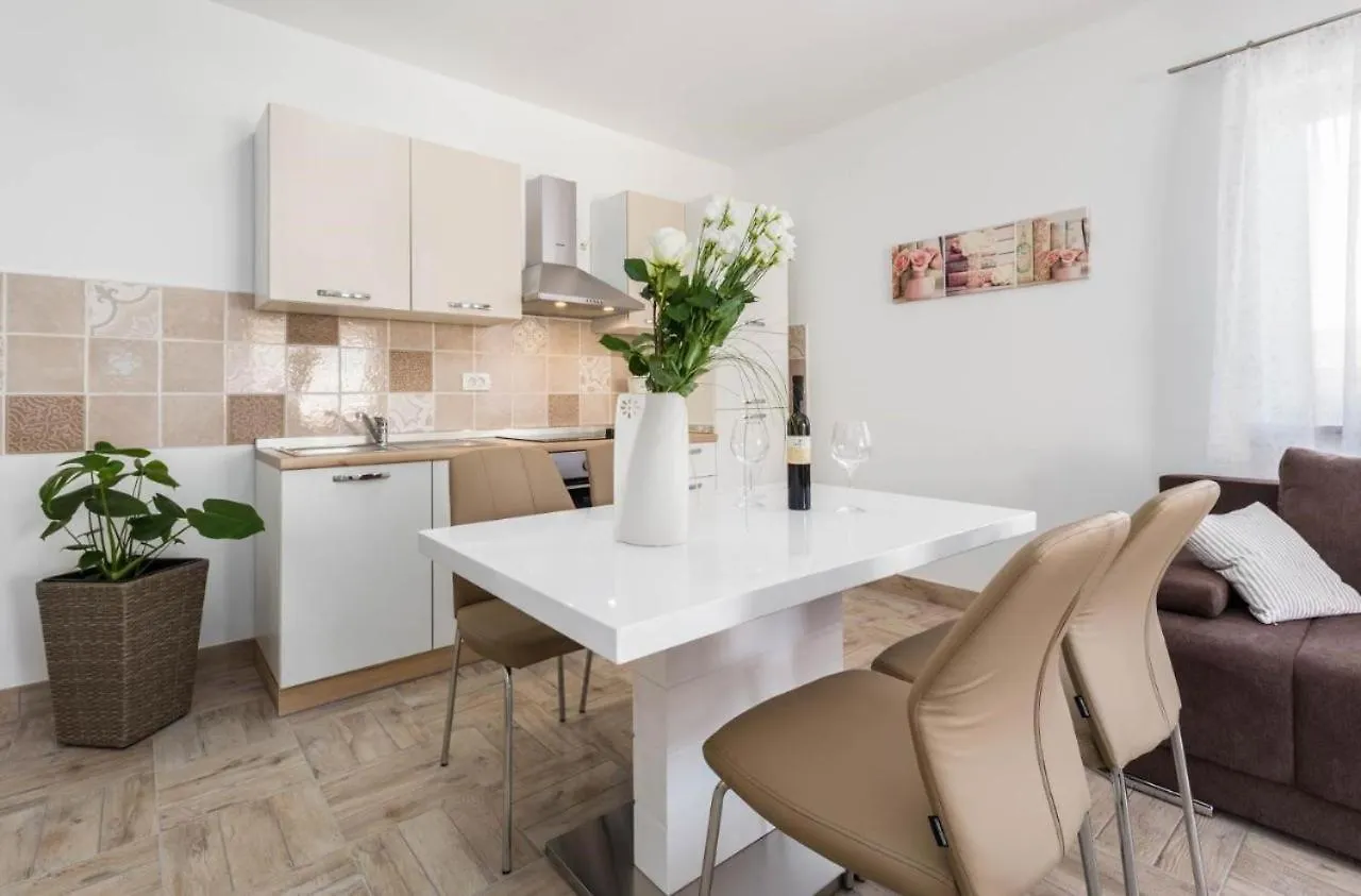 Edi Premium White Apartment Funtana Croatia